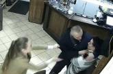 Телохранитель нардепа Кивы напал с ножом на официантку, угрожая убить. Видео