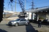 В Одессе грузовик повредил опоры магистральной теплосети. ФОТО