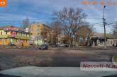 Как ездят в Николаеве: нетерпеливый водитель проезжает «на красный»