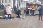 В Киеве продавец шаурмы избил двух парней из-за оскорбления по национальному признаку. Видео