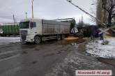 В Николаеве поезд протаранил грузовик-зерновоз