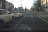 В центре Николаева два водителя устроили гонки: автомобили столкнулись. ВИДЕО