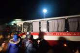 Жители Новых Санжар забросали камнями автобусы с эвакуированными из Уханя. Видео