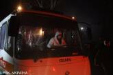 Эвакуированные из Китая закрывали собой детей от летевших в автобус камней. ВИДЕО