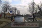 Как переходят дорогу пешеходы в Николаеве: бегом и с матами. ВИДЕО