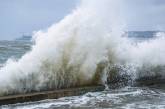 На Черном и Азовском морях ожидается шторм и волны до четырех метров высотой