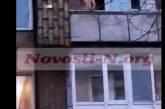 В Николаеве житель многоэтажки выбрасывает из окна мебель и посуду. ВИДЕО