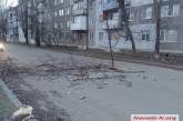 В Николаеве вместе с тополем на дорогу упала часть бетонной плиты от пятиэтажки