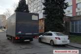 В центре Николаева на парковке столкнулись грузовик и «Пежо»