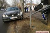 В центре Николаева «Мерседес» врезался в учебный «Дэу» и снес светофор: пострадал водитель
