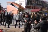 В Харькове на рынке происходят столкновения. Слышны выстрелы и взрывы. Видео