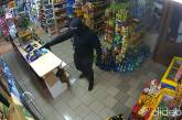 Продавец в магазине отбилась от вооруженного грабителя шваброй. ВИДЕО