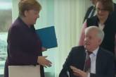 Министр внутренних дел Германии отказался пожать руку Ангеле Меркель. Видео