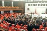 Массовая драка между депутатами произошла в парламенте Турции. ВИДЕО