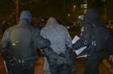 В центре Киева мужчина разгромил подъезд и угрожал взорвать гранату