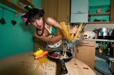 Украинцы считают, что «место женщины на кухне» - опрос