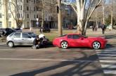 В центре Николаева тюнингованный спорткар «Порше» столкнулся с «Фольксвагеном»