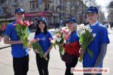 В Николаеве активисты ОПЗЖ поздравляют женщин тюльпанами