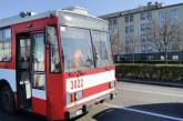 В Николаеве новенький зеленый автобус врезался в троллейбус