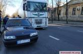 В центре Николаева столкнулись седельный тягач «Рено» и такси «Опель»