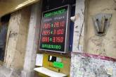 В Украине - дефицит наличного доллара. Его собираются везти КАМАЗами и самолетом