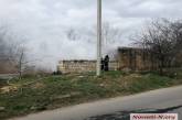 В Николаеве частный сектор заволокло дымом: загорелась стихийная свалка