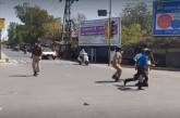 Индийская полиция палками загнала людей на карантин. ВИДЕО