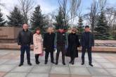 Накануне Дня освобождения Николаева депутаты от ОПЗЖ возложили цветы к мемориалам освободителей