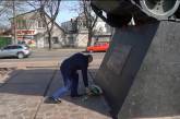 Сенкевич показал на видео, как возлагает цветы к памятникам