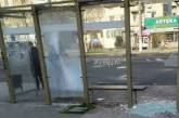 В Николаеве вандалы в очередной раз разбили стеклянную остановку