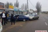 Возле авторынка в Николаеве «Ланос» врезался в припаркованный «Мерседес»