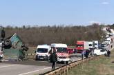 На трассе под Николаевом столкнулись «КамАЗ» и «Фиат»: погиб водитель 
