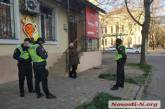 В центре Николаева полицейские задержали дебошира с самодельным ножом 