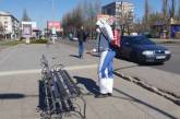 В Николаеве работники в спецкостюмах обработали остановки общественного транспорта