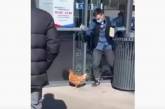 В Днепропетровской области парень выгуливал домашнюю курицу на поводке. ВИДЕО