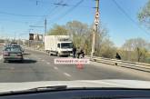 На Ингульском мосту в Николаеве грузовик врезался в отбойник