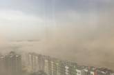 Киев накрыла мощная пыльная буря: ветер повалил часть конструкций Подольского моста. ВИДЕО