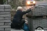 Николаевцы сняли на видео пенсионерку, воровавшую плитку в центре города