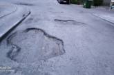 «Трещины залатали, огромные ямы остались», - николаевцы жалуются на ремонт дороги у дома. Видео