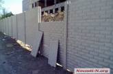 В Николаеве сломали новый забор, ограждающий скандальный недострой на 3-й Слободской