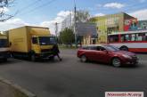 На остановке у автовокзала в Николаеве столкнулись грузовик и «Опель»