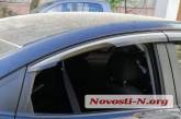 В Николаеве очередная машина пострадала от автоворов: в «Хюндай» разбили стекло, но денег не нашли