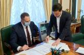 Зеленский подписал закон о продаже украинской земли