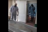 «Коронавирус есть»: главврач николаевской «инфекционки» показала подготовку к вскрытию умершего пациента