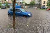 Мощный ливень затопил Киев: авто по улицам практически плывут. Видео