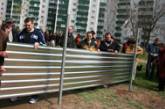 Возмущенные застройкой двора николаевцы снесли забор стройплощадки 