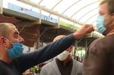 На запорожском рынке неадекватный мужчина напал на журналистов. Видео