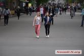 В День Победы николаевцы, несмотря на пандемию, гуляют по главной улице города 