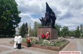 Николаевцы продолжают возлагать цветы к мемориалу ольшанцев и Вечному огню
