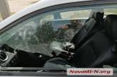 В Николаеве  отлетевший от газонокосилки камень разбил стекло у автомобиля